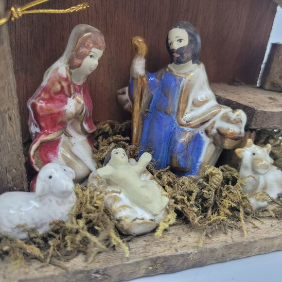 Christmas House Rustic Nativity Wooden Porcelain Moss Mary Joseph Baby Jesus - Picture 2 of 9